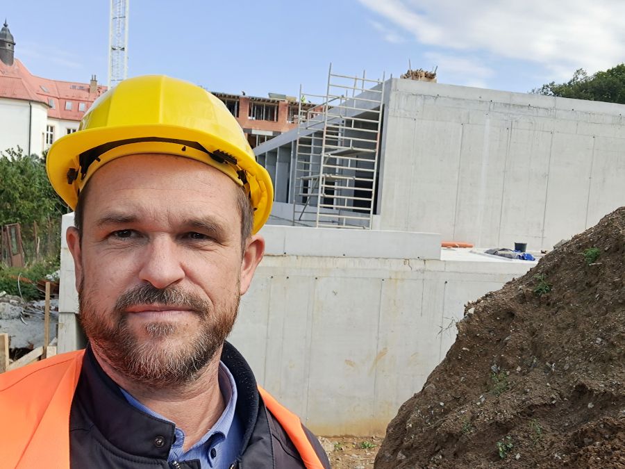 Starosta Jan Eret u hrubé stavby Foto město Starý Plzenec